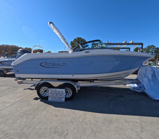 2025 Robalo R207 In stock trailer included