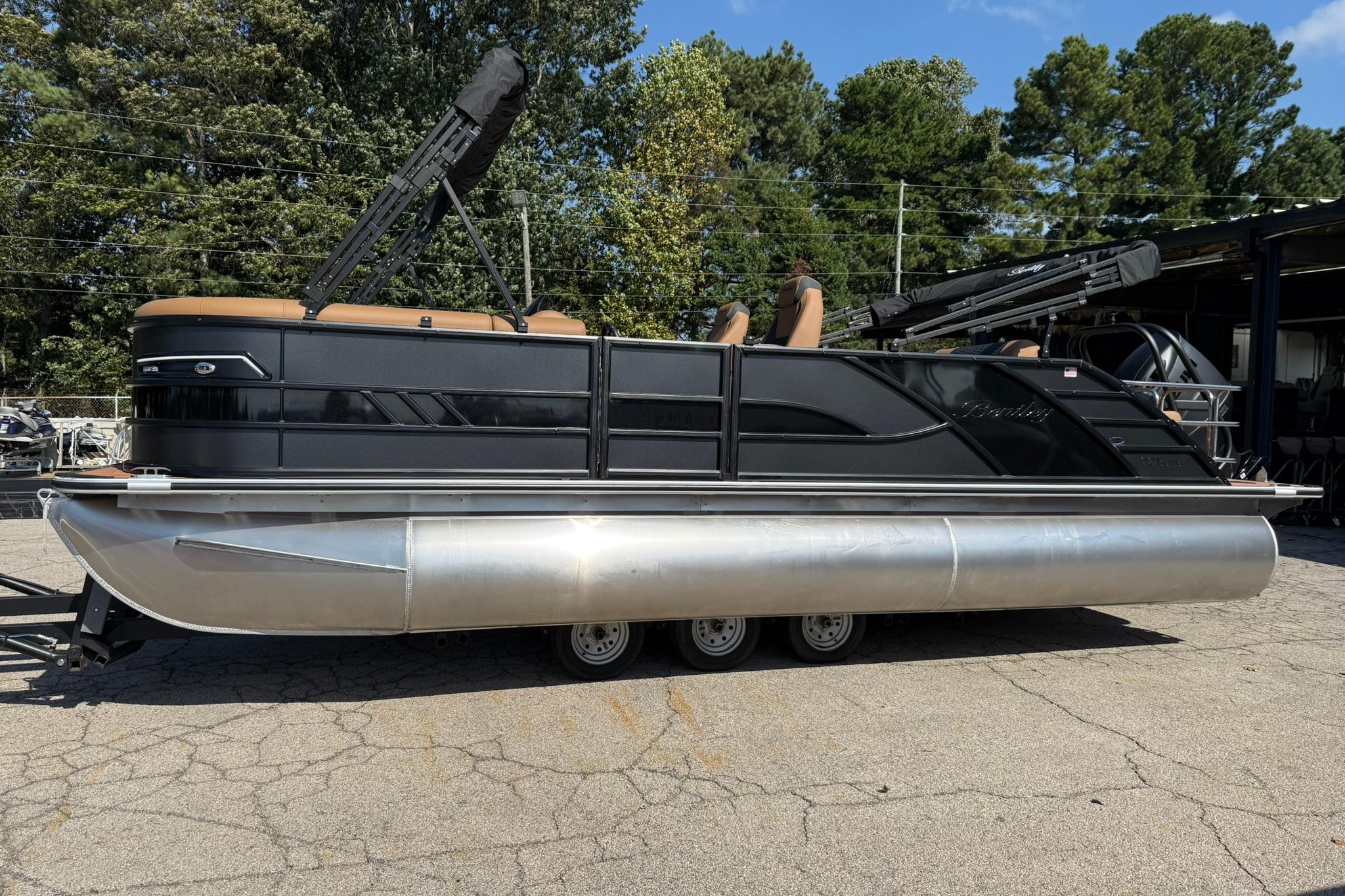 Bentley Pontoons Elite 223 Swingback 2025 Bentley Pontoons Elite 223 Swingback, sleek black design, parked outdoors.