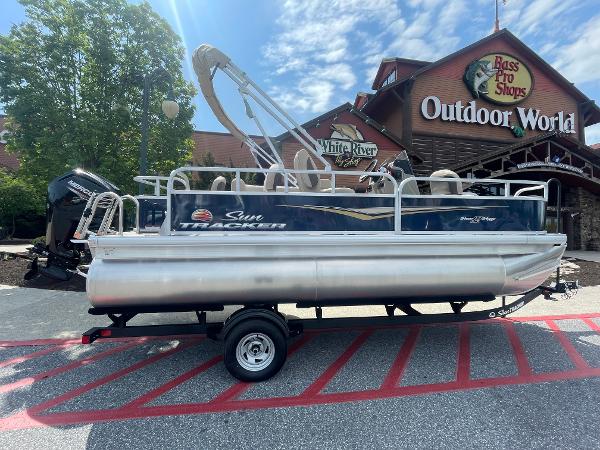 Sun Tracker Bass Buggy 18 DLX 2025 Sun Tracker Bass Buggy 18 DLX pontoon boat outside Bass Pro Shops.