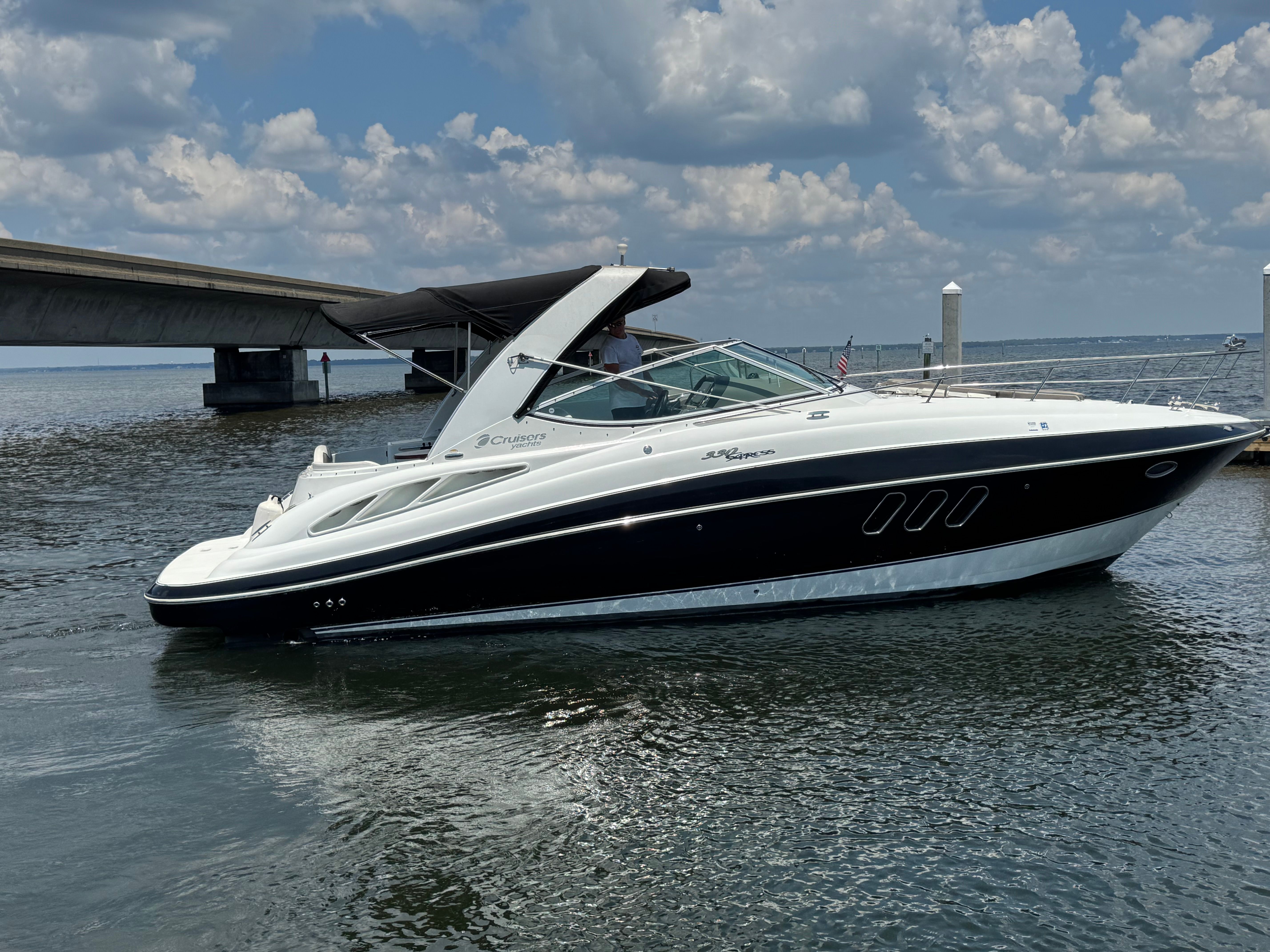 2009 Cruisers Yachts 330 Express