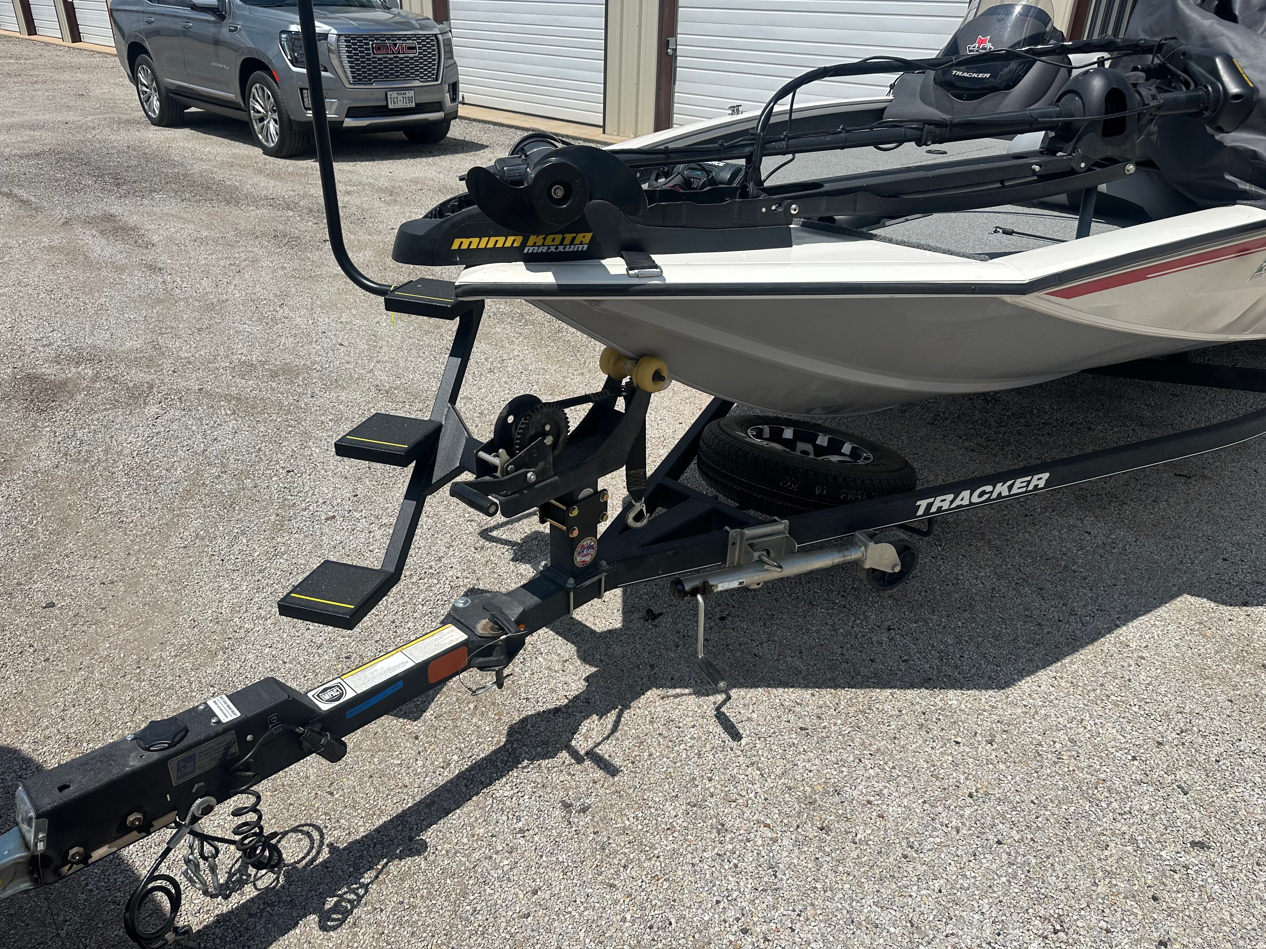 Bass Tracker PRO 195TXE 2018 Bass Tracker PRO 195TXE boat on trailer, featuring Minn Kota trolling motor.
