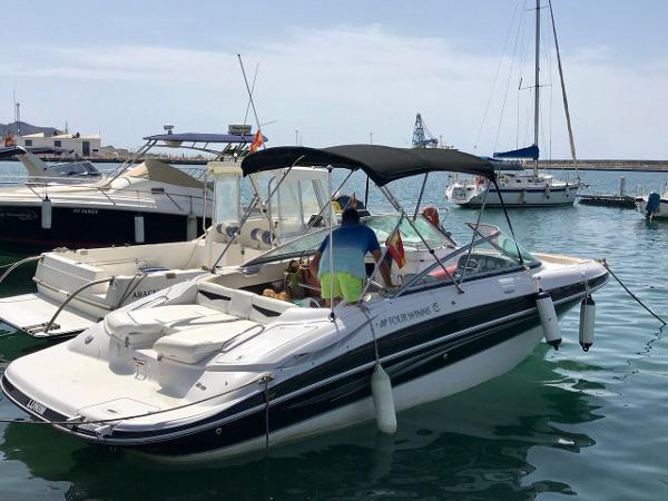 Four Winns 240 Horizon 2007 Four Winns Horizon 240 boat docked in a marina, featuring a black canopy.