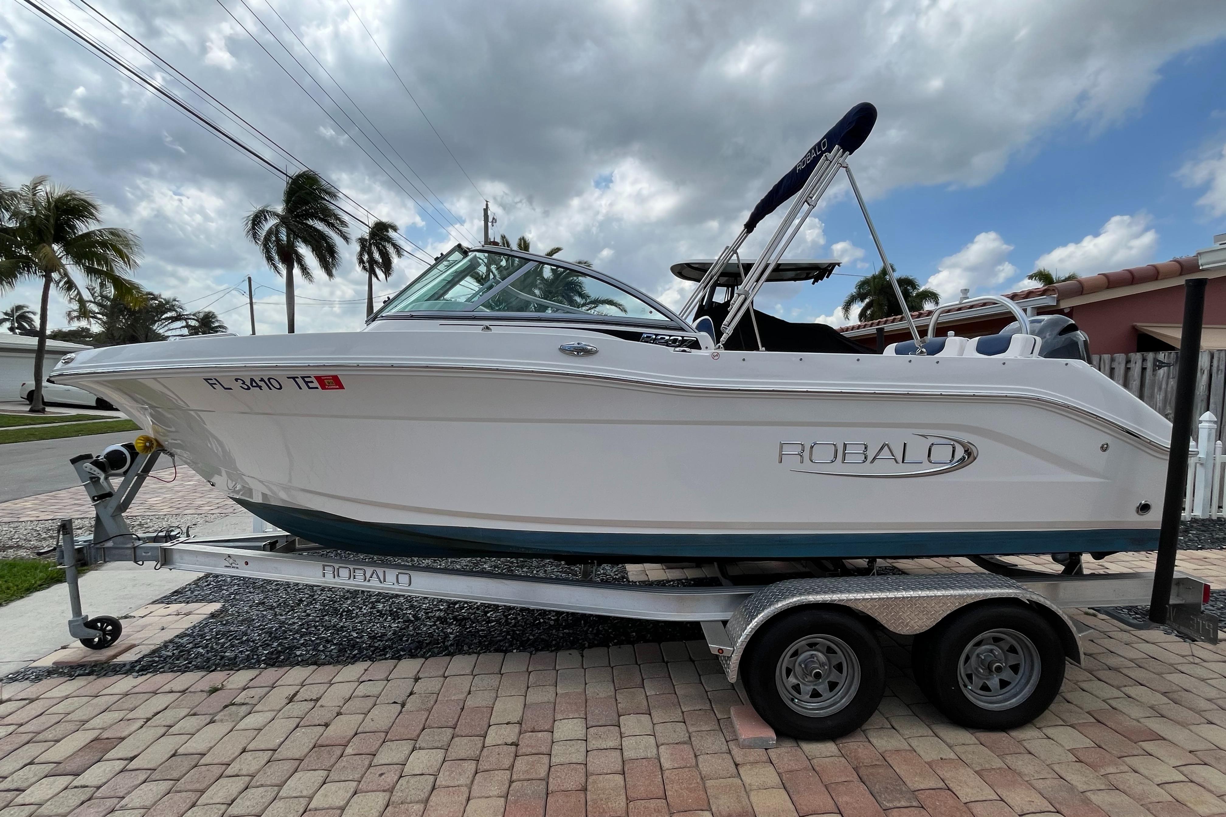 2021 Robalo 207R