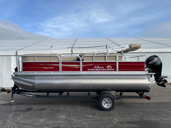 2024 Sun Tracker Party Barge 18 DLX