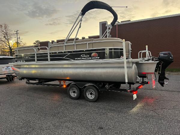 2018 Sun Tracker Party Barge 22 DLX