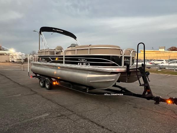 2018 Sun Tracker Party Barge 22 DLX