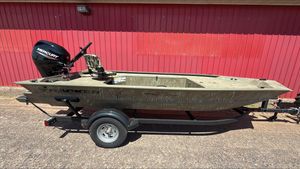 Tracker Grizzly 1654 T Sportsman 2025 Tracker Grizzly 1654 T Sportsman boat with Mercury engine, parked on a trailer.
