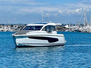 2024 Sealine C335V