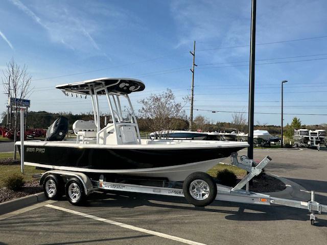 Sea Pro 210 DLX W/200HP