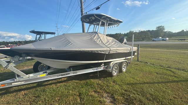 Sea Pro 210 DLX W/200HP