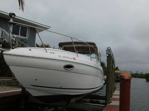 Rinker Fiesta Vee 320 2006 Rinker Fiesta Vee 320 boat docked by a waterfront home.