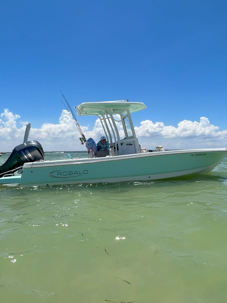 2019 Robalo 246 Cayman