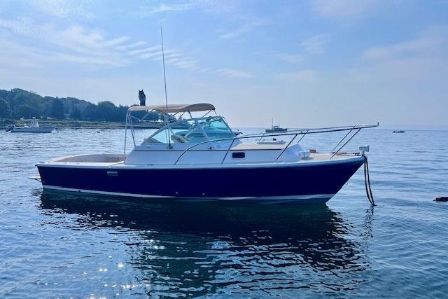 Hunt Yachts Surfhunter 25 2004 Hunt Yachts Surfhunter 25 boat on calm water under a clear sky.