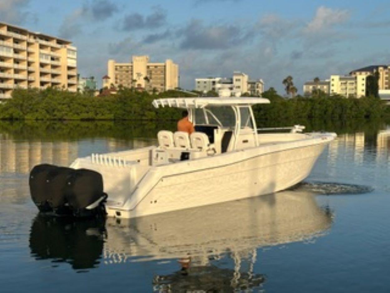 Stamas 390 Tarpon 2017 Stamas 390 Tarpon boat on calm water near urban buildings.