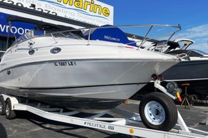 Regal Commodore 2665 2004 Regal Commodore 2665 boat on trailer at a marine dealership.