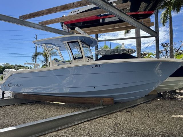 2023 Robalo R302 Center Console
