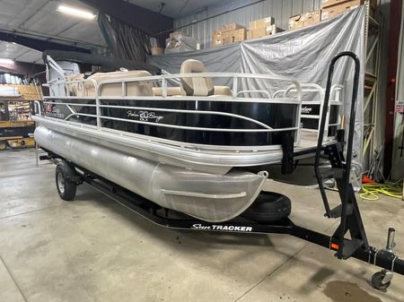 Outboard pontoon boat - FISHIN' BARGE® 20 DLX - Sun Tracker - sport-fishing  / 10-person max.