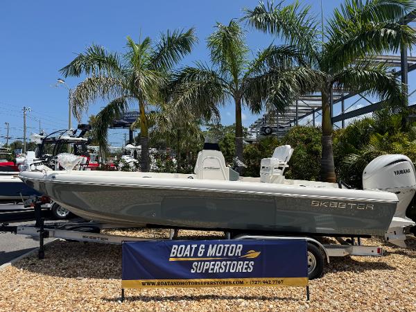 Skeeter SX 2350 2025 Skeeter SX 2350 boat displayed at Boat & Motor Superstores, surrounded by palm trees.