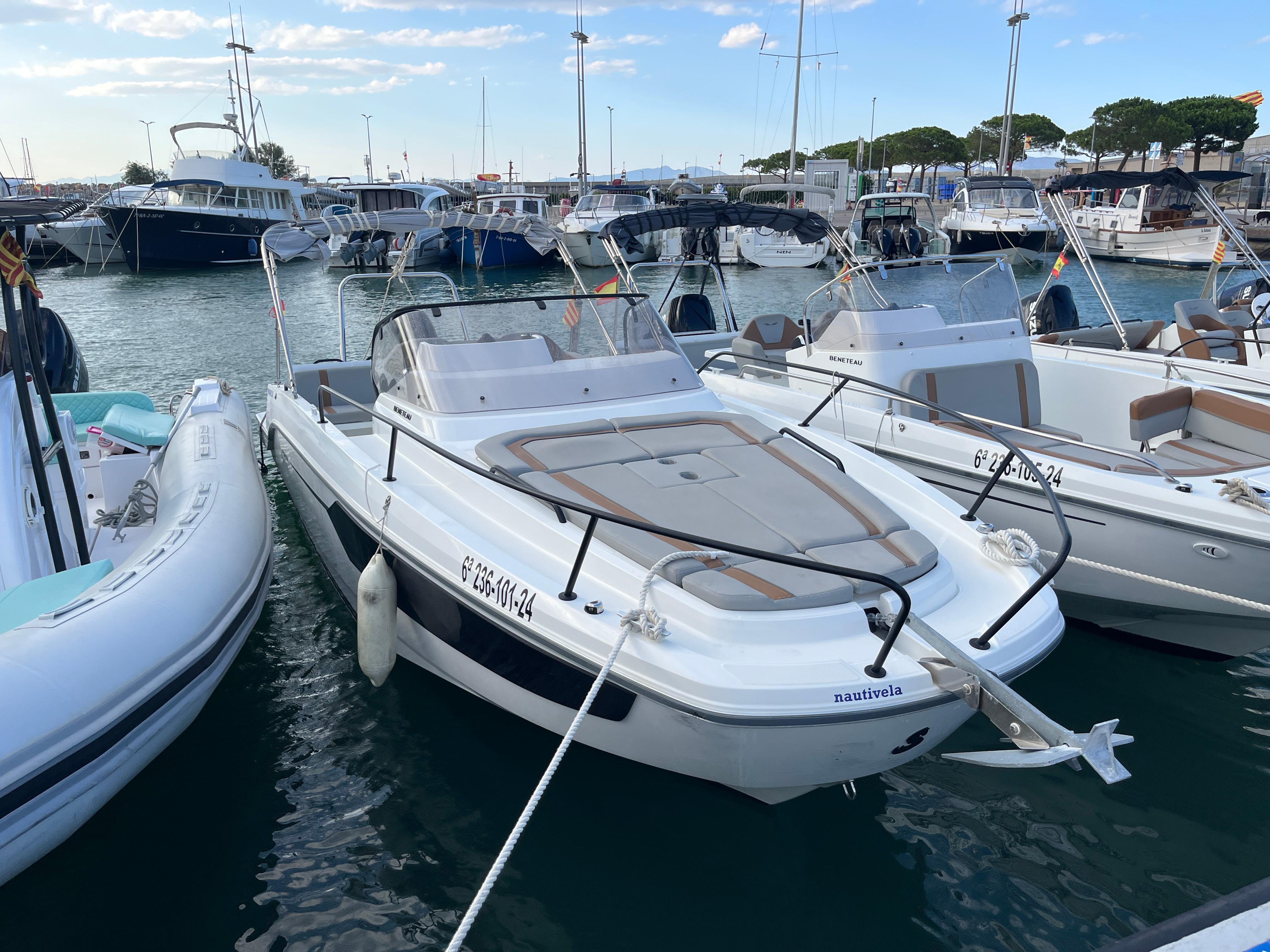 Beneteau Flyer 8 SUNdeck 2024 Beneteau Flyer 8 SUNdeck boat docked in a marina, surrounded by other vessels.