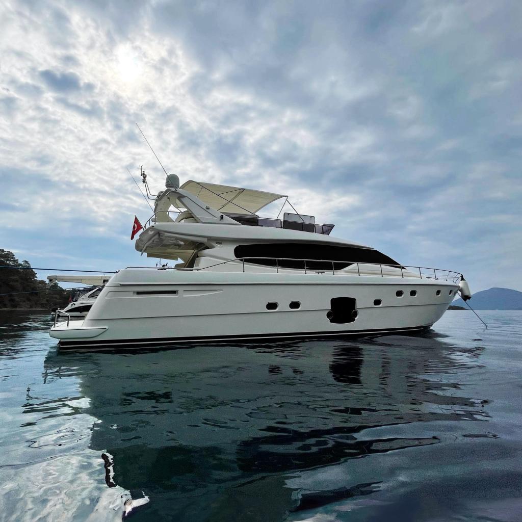 Ferretti Yachts 630 2007 Ferretti Yachts 630 on calm water under cloudy sky.