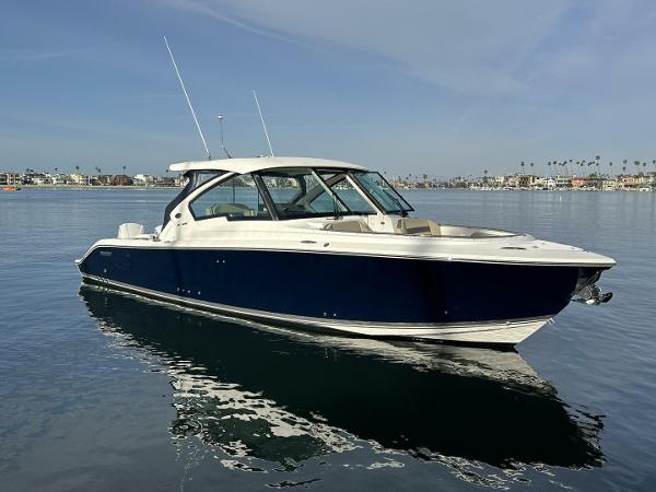 2021 Pursuit DC 326 Dual Console