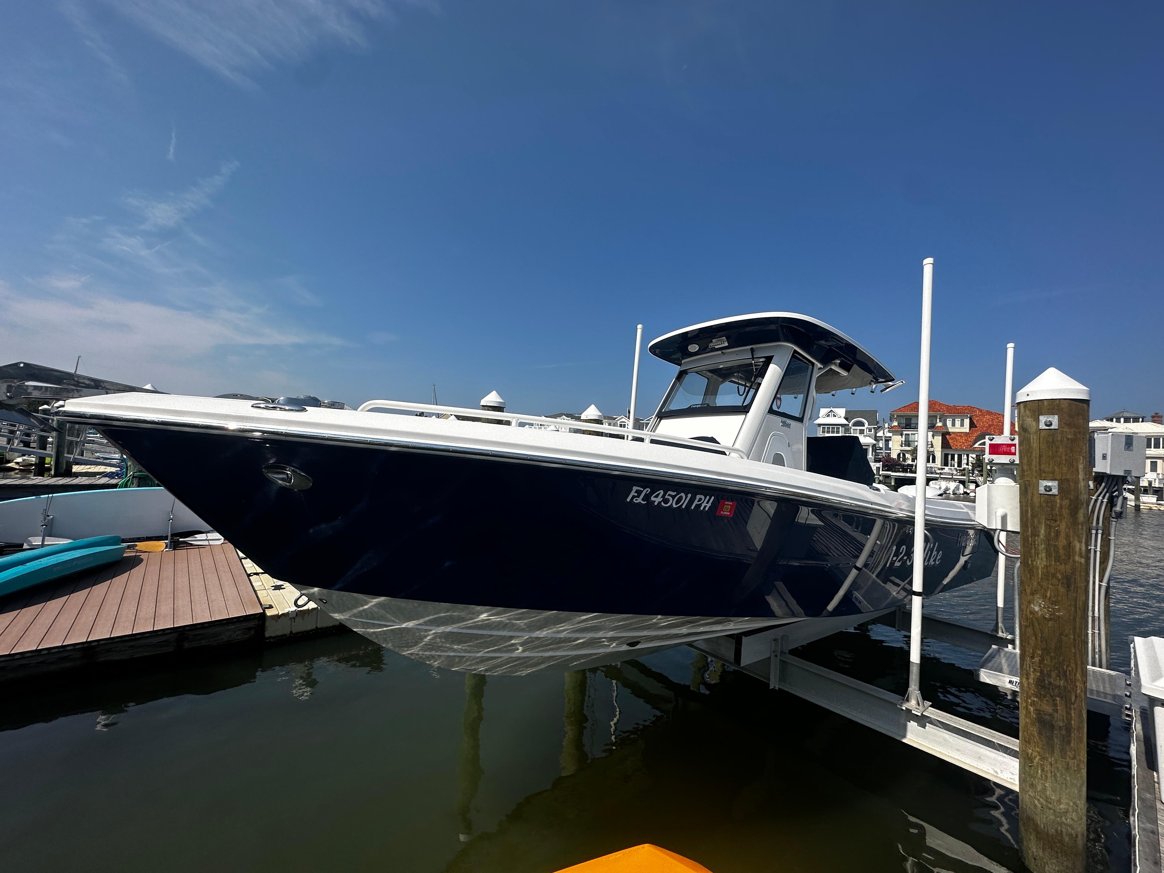 2012 Everglades 295 Center Console