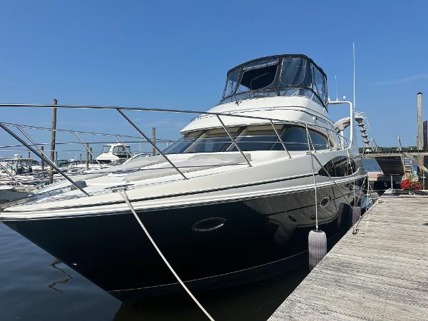 Carver 420 Mariner 2004 Carver 420 Mariner yacht docked at marina under clear blue sky.