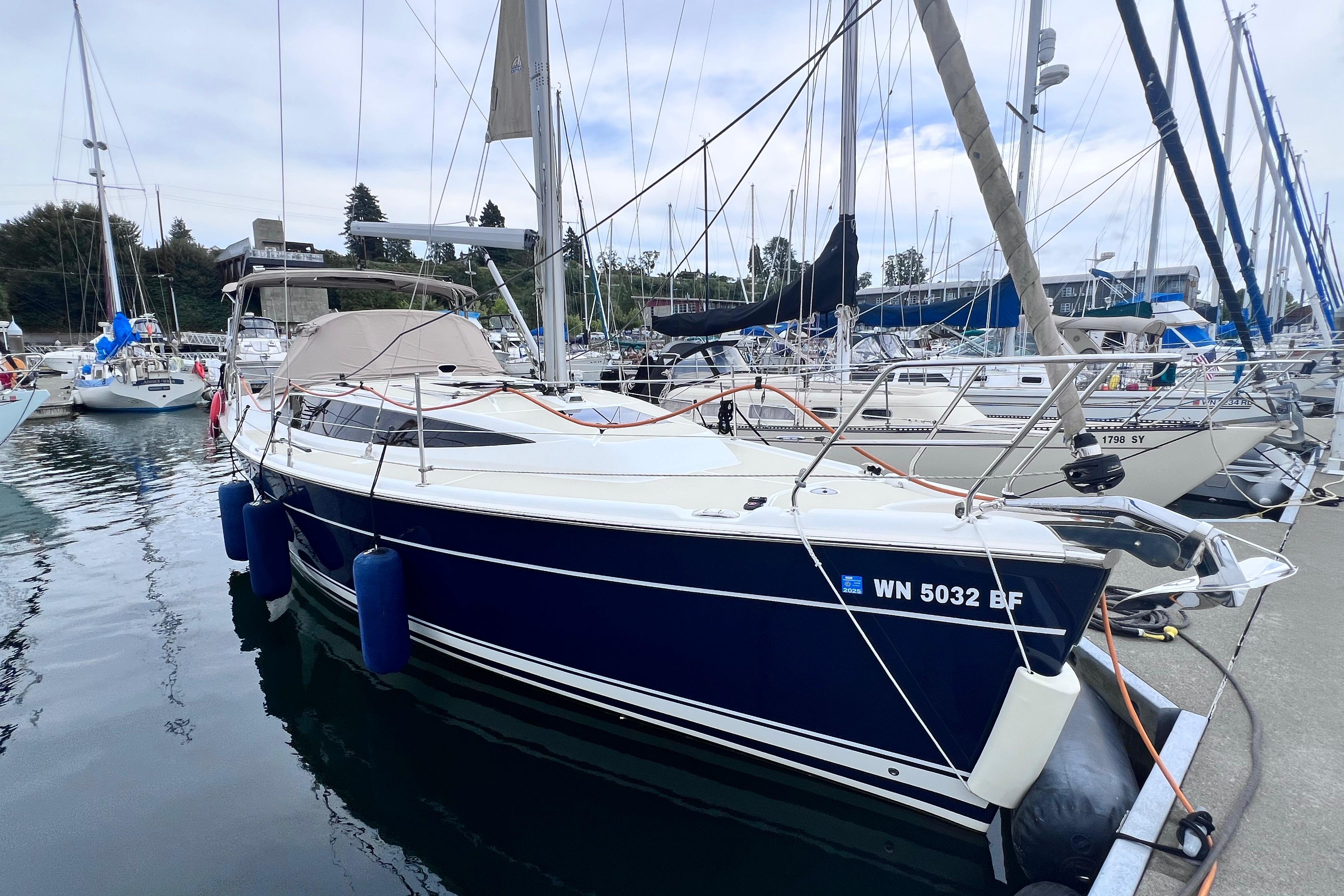 Marlow-Hunter 31 2018 Marlow-Hunter 31 sailboat docked in a marina, surrounded by other boats.