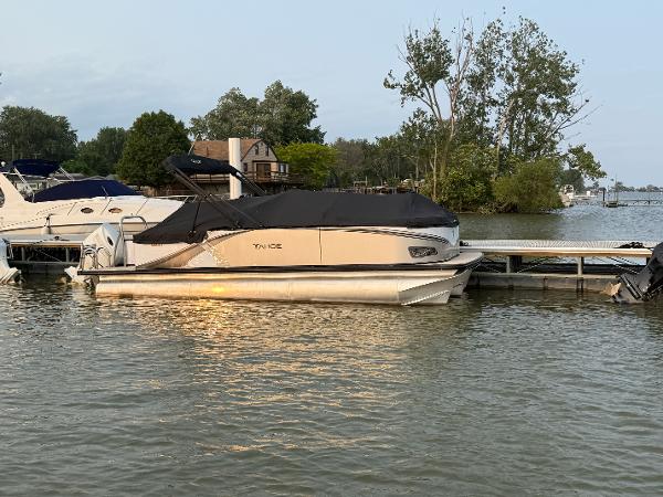 2025 Tahoe Pontoon LTZ Quad Lounger
