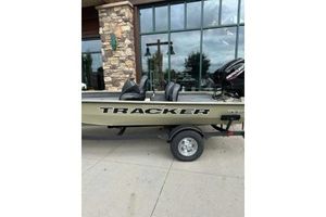 Tracker Pro Team 175 Crappie Edition 2026 Tracker Pro Team 175 Crappie Edition boat parked outside a building.