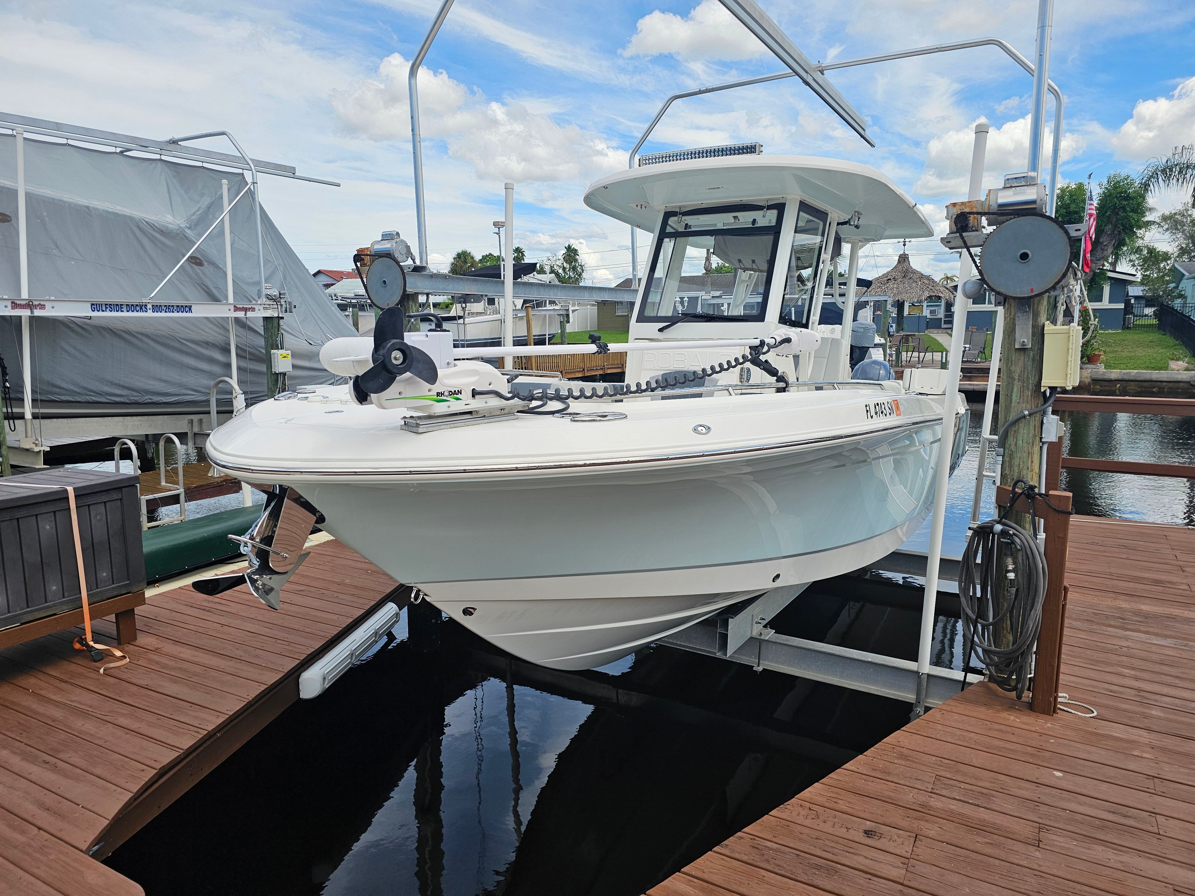 2020 Robalo R272 Center Console
