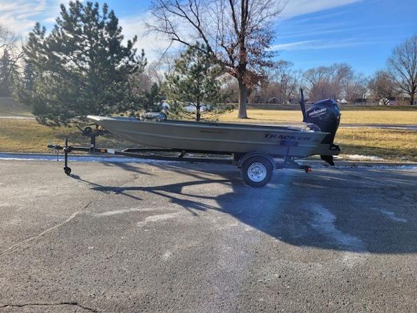 Tracker Grizzly 1654 T Sportsman 2025 Tracker Grizzly 1654 T Sportsman boat on trailer, parked outdoors on a sunny day.