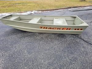 Tracker Grizzly 1036 Utility 2025 Tracker Grizzly 1036 Utility boat on pavement, side view.