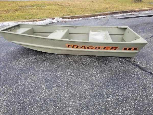 Tracker Grizzly 1036 Utility 2025 Tracker Grizzly 1036 Utility boat on pavement, side view.