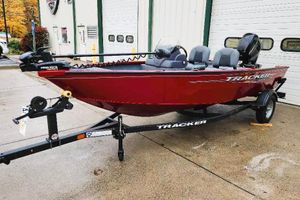 Tracker Super Guide V-16 SC