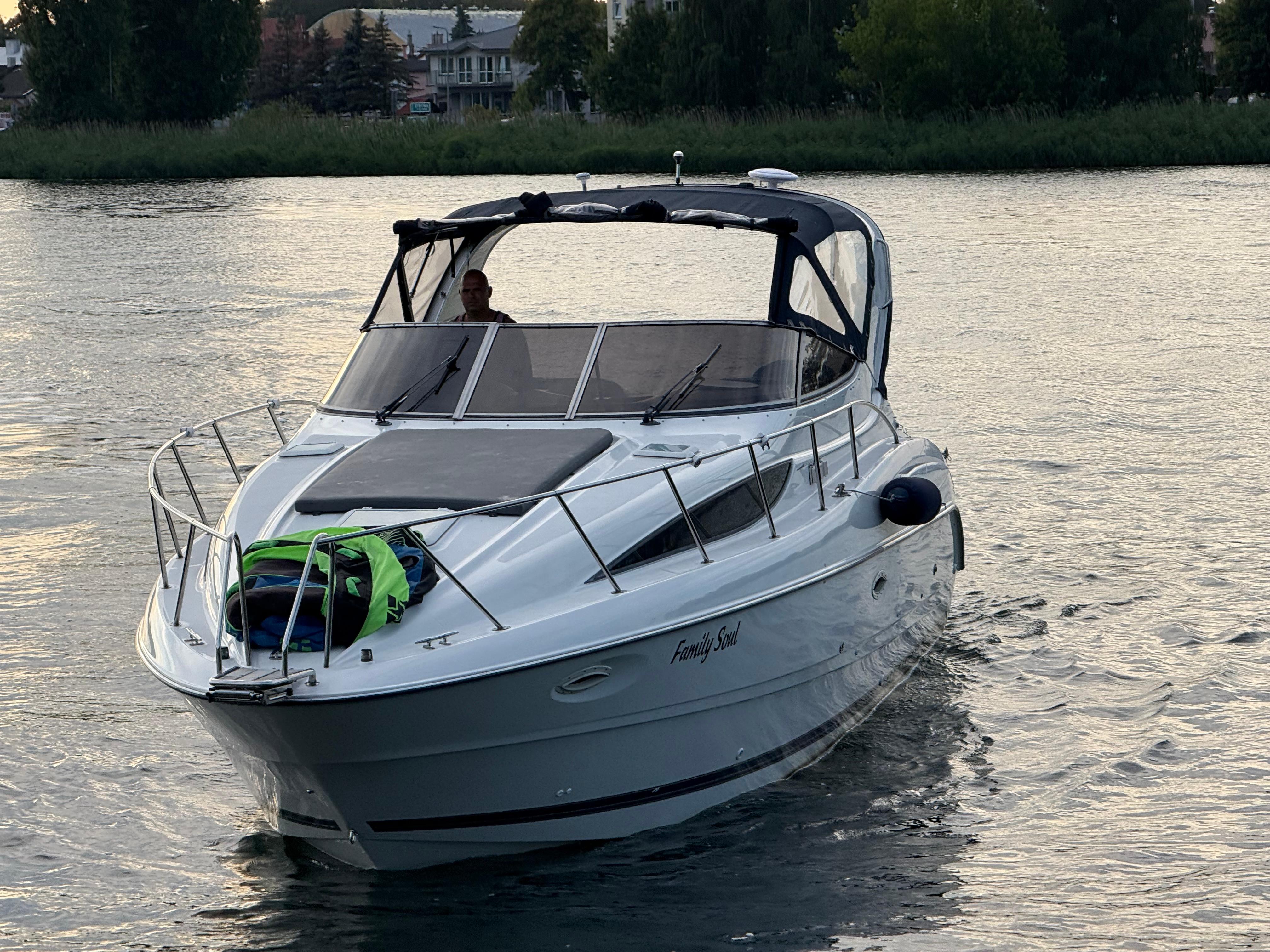 Bayliner 3055 Ciera 2002 Bayliner 3055 Ciera cruising on a calm river at sunset.