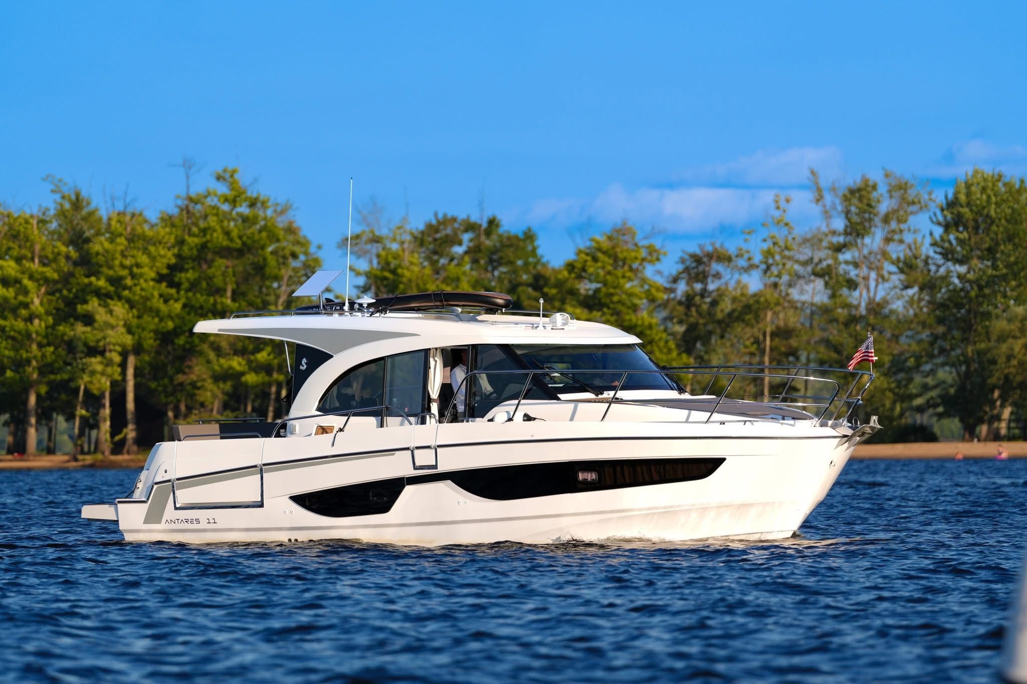 2025 Beneteau Antares 11