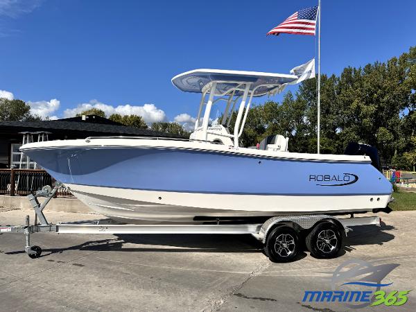 2025 Robalo R230 Center Console