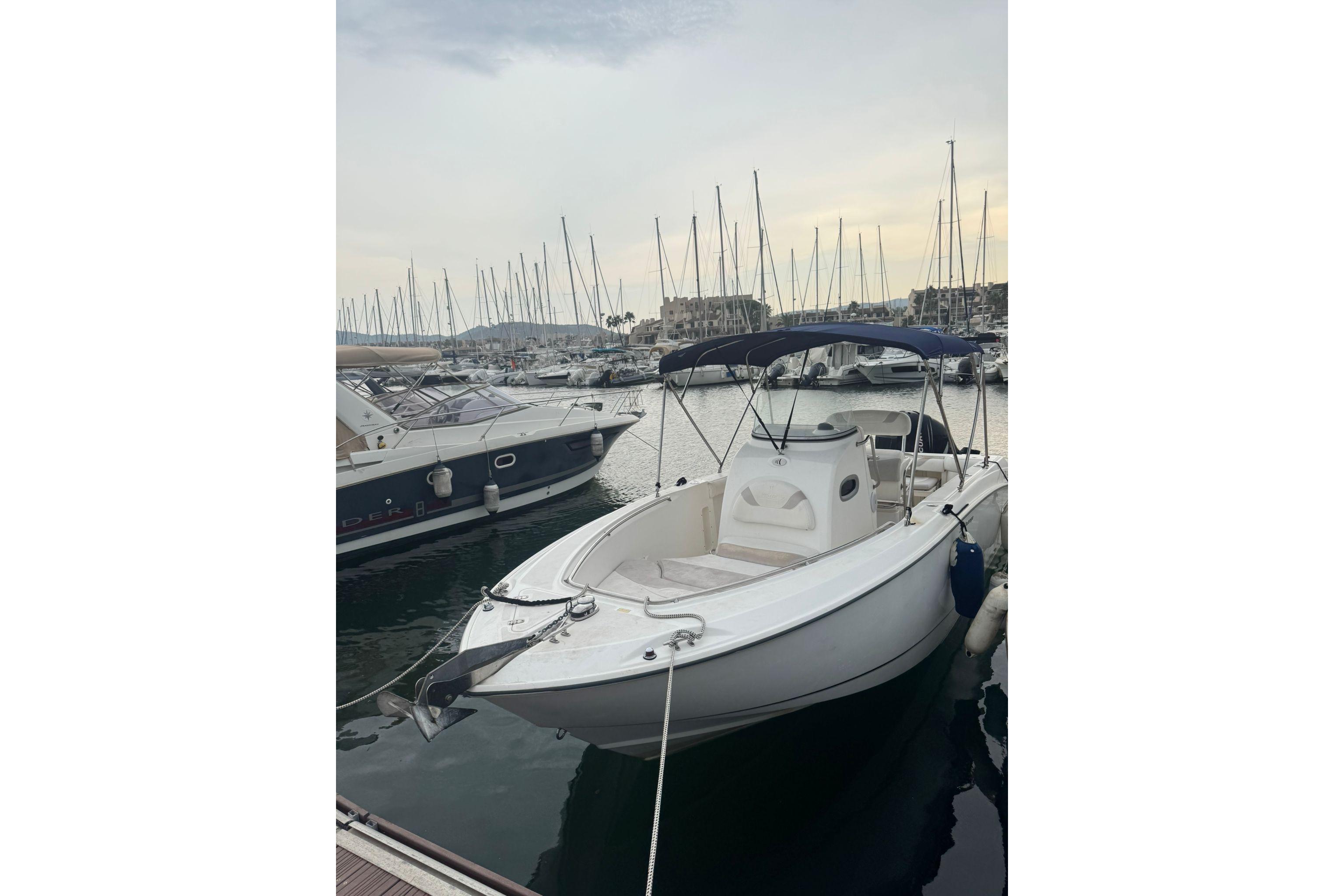 2006 Boston Whaler 240 Outrage