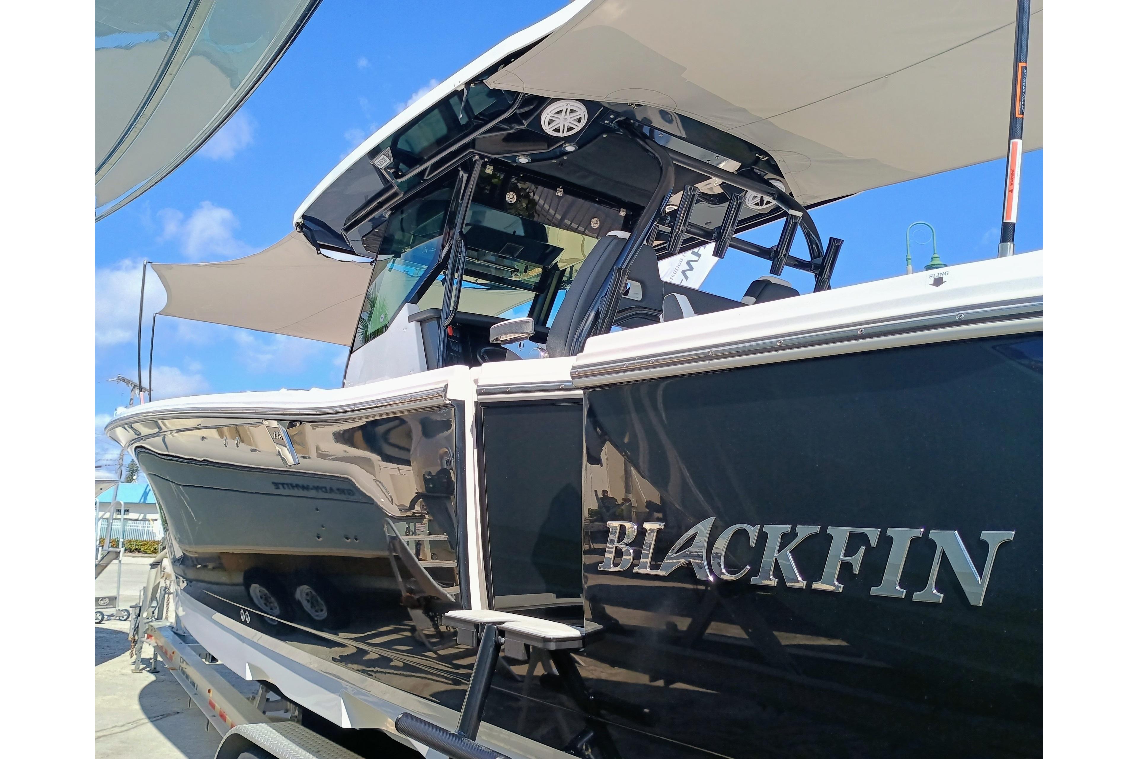 Blackfin 332 CC 2025 Blackfin 332 CC boat with sleek black exterior and modern design.