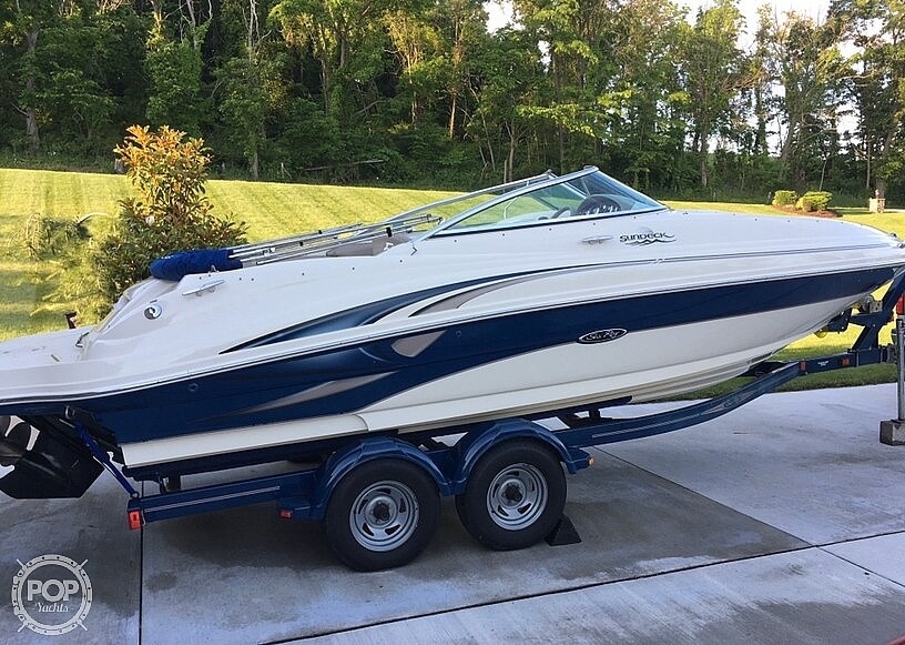 Sea Ray 220 Sundeck 2002 Sea Ray 220 Sundeck for sale in Canonsburg, PA