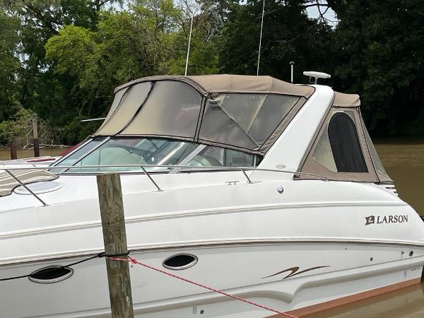 2003 Larson Cabrio 310 Mid-Cabin