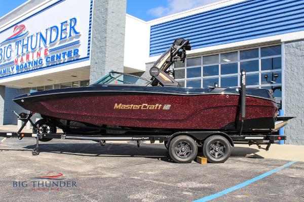 MasterCraft XT24 2022 MasterCraft XT24 boat on trailer at Big Thunder Marine dealership.