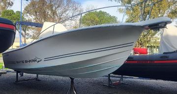 2005 White Shark 225