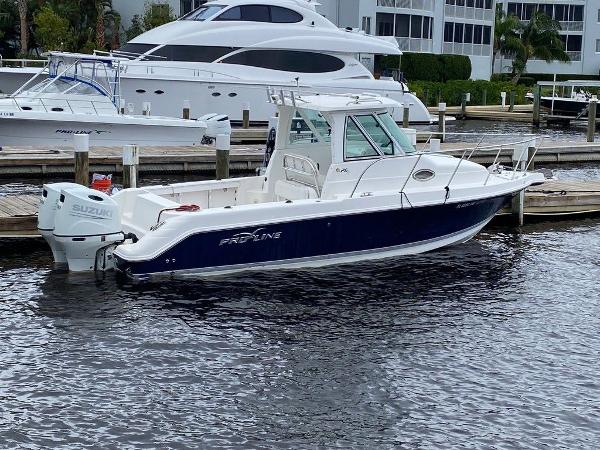 Pro-Line 26 XP 2008 Pro-Line 26 XP boat docked in marina with Suzuki outboard motor.