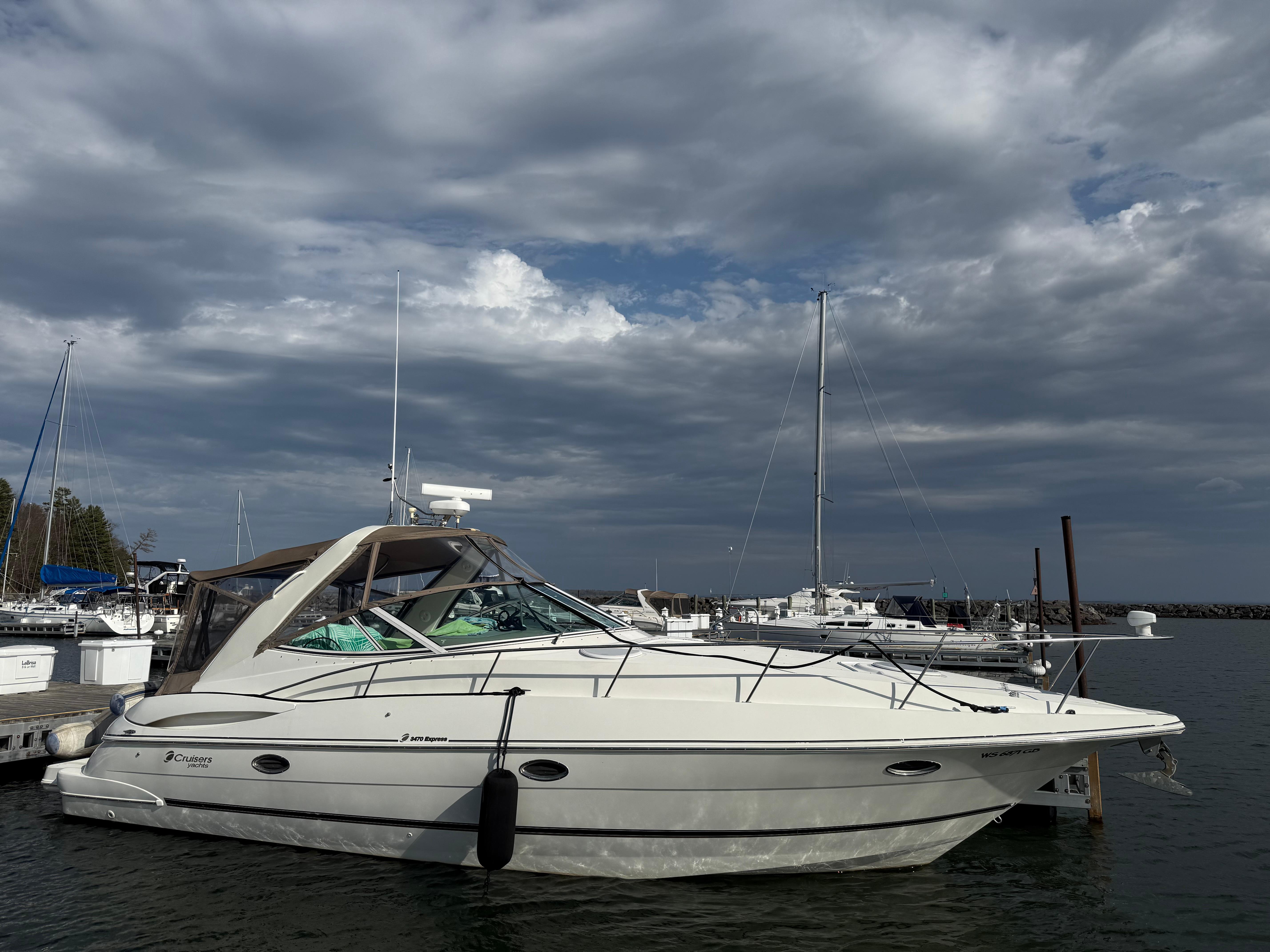2002 Cruisers Yachts 3470 Express