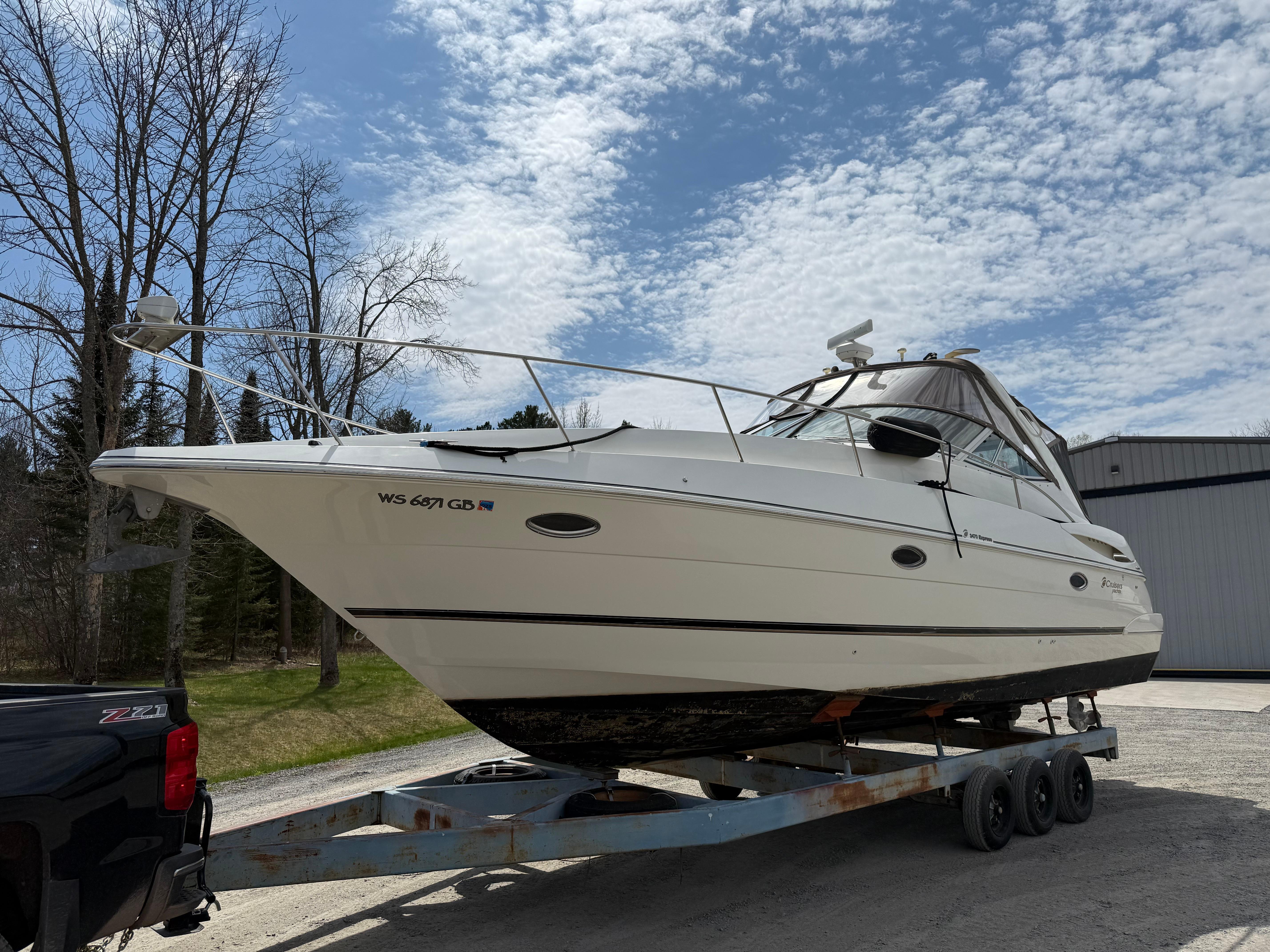 2002 Cruisers Yachts 3470 Express