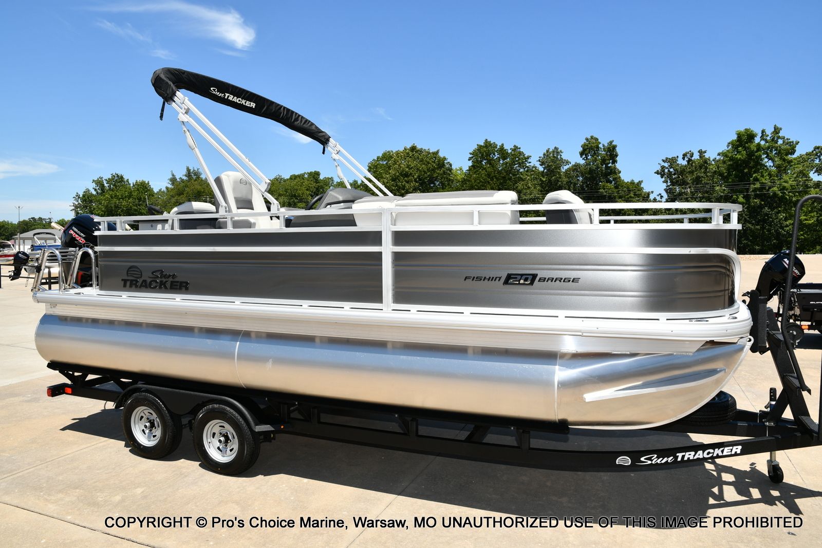 Sun Tracker Fishin' Barge 20 DLX