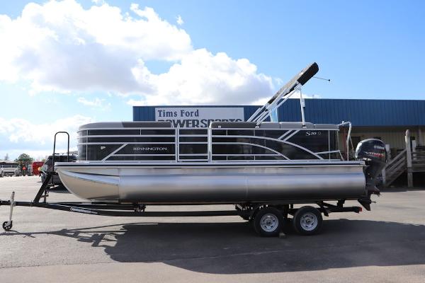 Bennington 20 SL 2024 Bennington 20 SL pontoon boat on trailer, parked outdoors.
