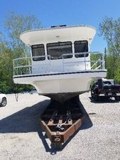 Gibson Classic Gibson Classic 2001 houseboat on a trailer outdoors.